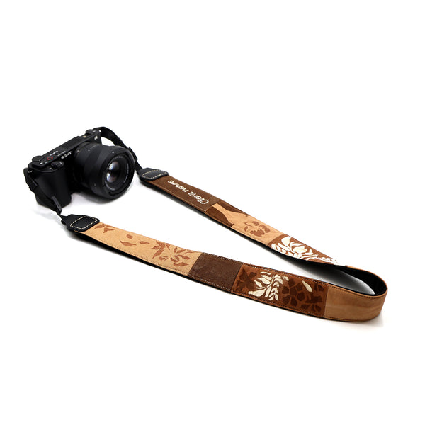 Handmade persimmon dyeing, embroidered, and patchwork plant-dyed camera strap—soft against the skin, comfortable, and shock-absorbing